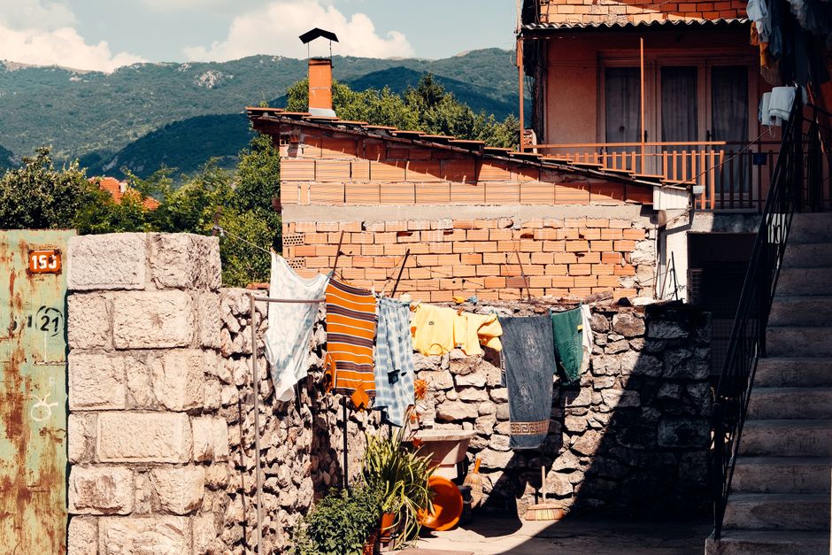 Charming rustic backyard with clothesline against a scenic mountain backdrop in Kuzey Makedonya.